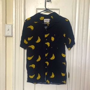 Short-sleeve, collared, button-down shirt 👍